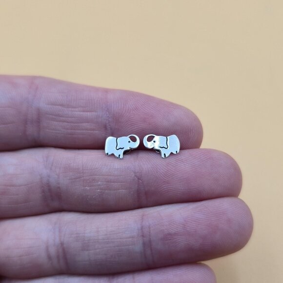 Sterling Silver Small Elephant Stud Earrings A5769 - Picture 1 of 6